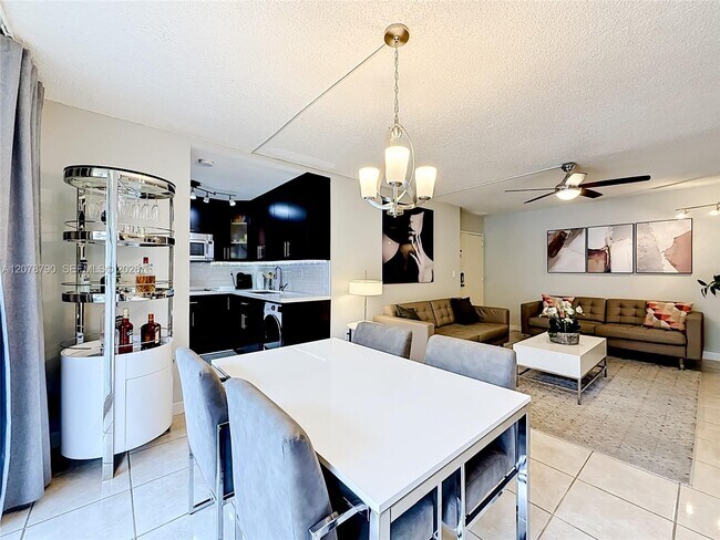Building Photo - 9350 Fontainebleau Blvd