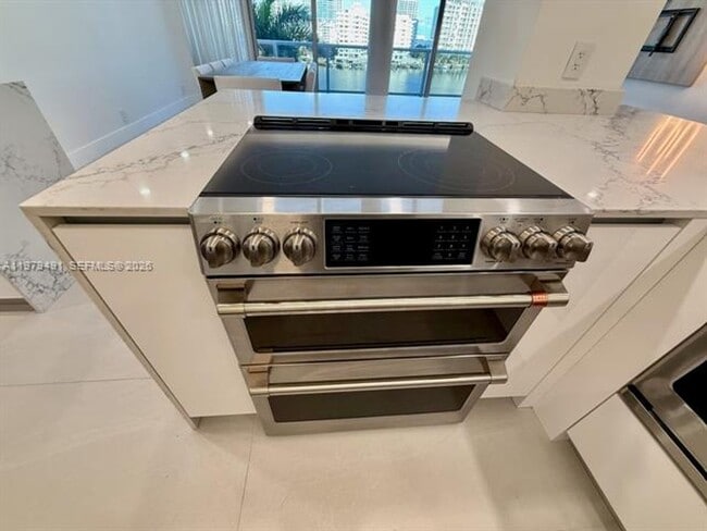 Building Photo - 900 Bay Dr