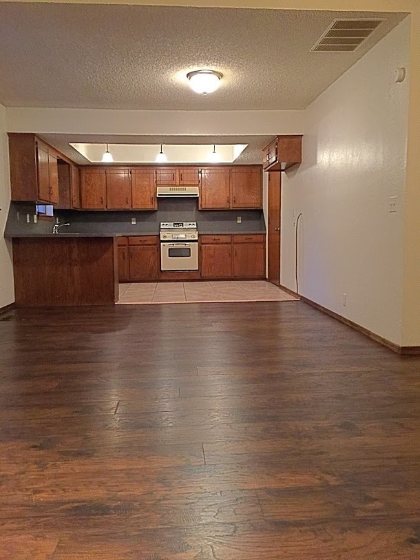 Building Photo - 3 Bed/ 2 Bath/ 2 Car Garage Duplex in Putnam City Schools