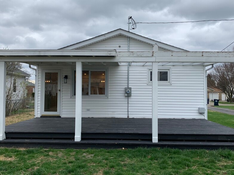Deck off back of house - 961 Fairlawn Ave