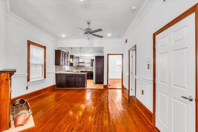 Building Photo - Beautiful 4 bedroom home downtown