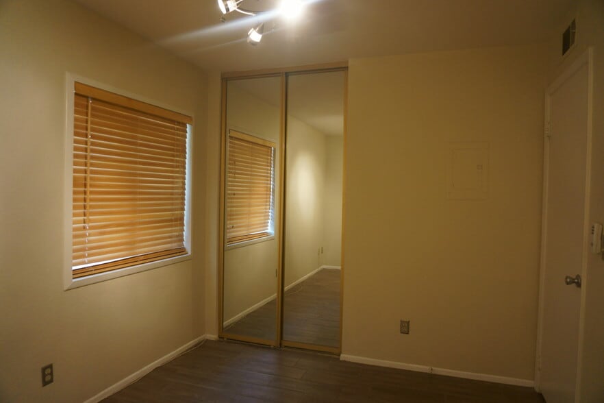 Building Photo - 3304 S Parkside Dr