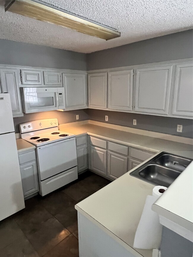 Building Photo - 200 Pecan Dr
