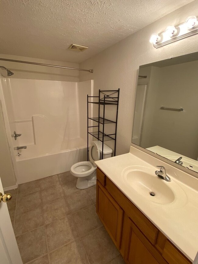 Building Photo - Beautiful 3 Bedroom, 2.5 Bathroom Condo