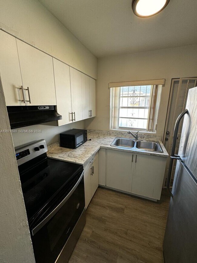 Building Photo - 2734 SW 30th Ct