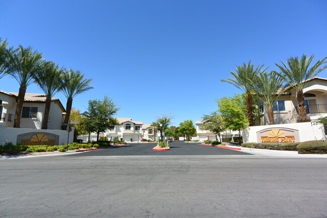 Building Photo - 2 Bed/ 2 Bath upstairs Condo in Guard Gate...