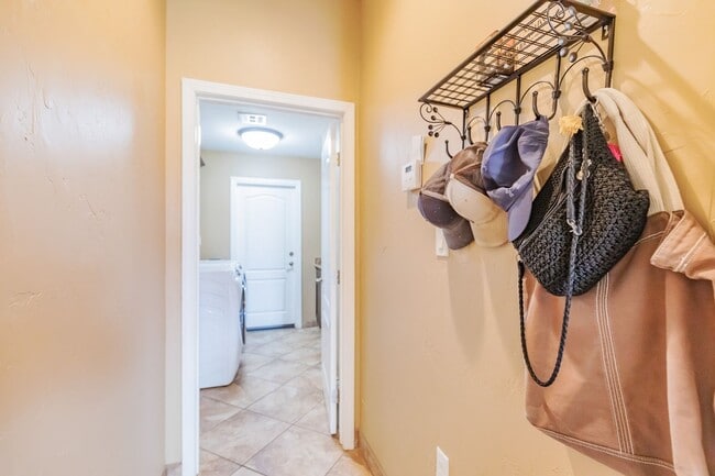 Building Photo - Beautiful 3 Bed 2 Bath Home