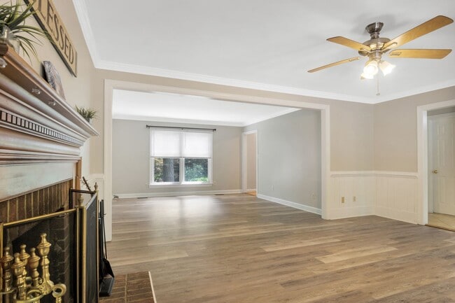 Building Photo - Beautifully Refreshed 4 Bedroom 3 Bath Col...