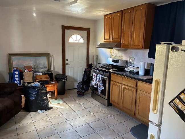 Building Photo - 5 Potential Bedroom, 2 Kitchens, 2 Bath Available 7/1 NEAR CAMPUS!!!!