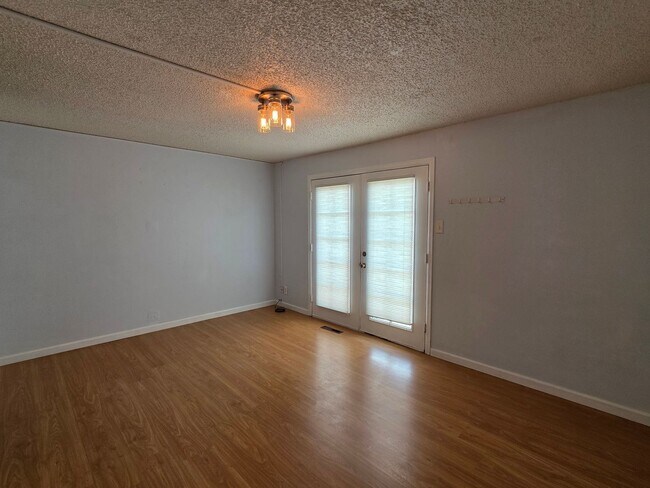 Building Photo - Great 3 Bedroom Townhouse In Aurora!
