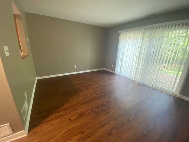 Building Photo - Moon Township - 2 Bedroom, 1.5 Bath Townho...