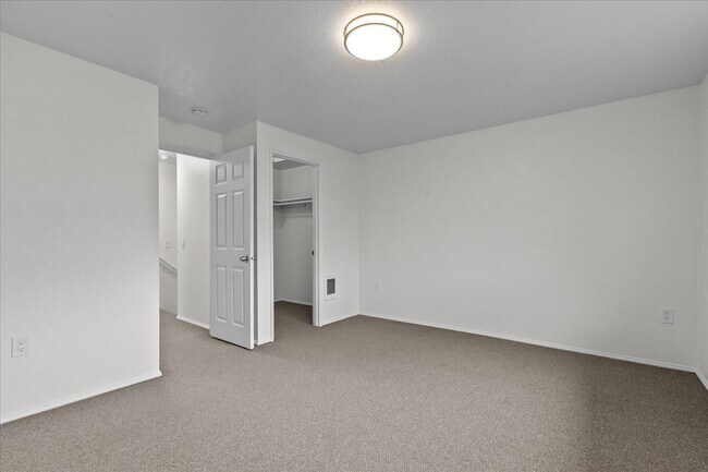 Building Photo - Monroe End Unit Townhome Unit A