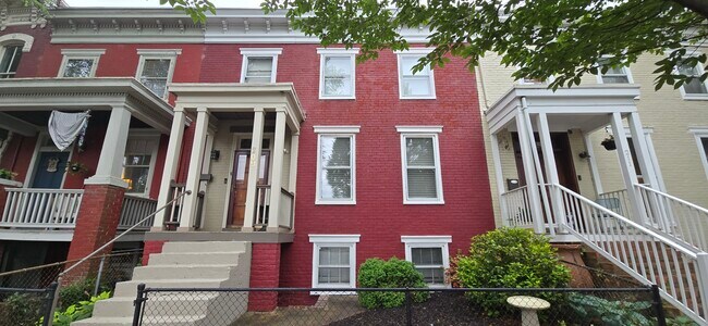 Building Photo - 209 W Clay St