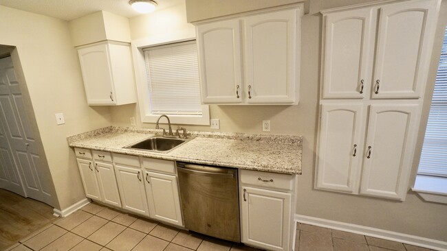 Building Photo - 105 Foxbriar St