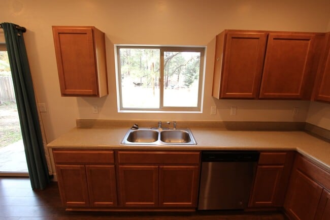 Building Photo - $500 OFF THE FIRST MONTHS RENT! Home in Mo...