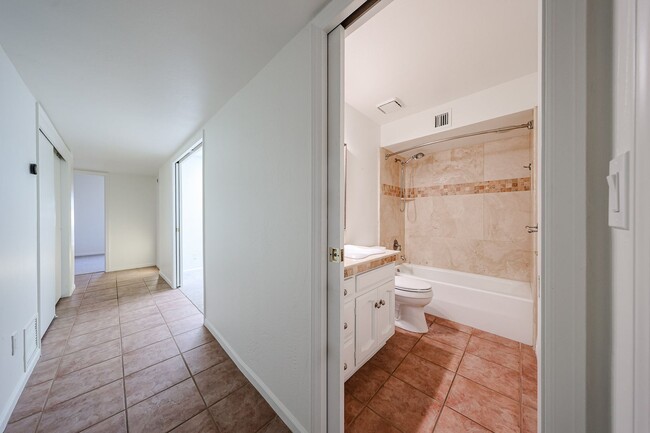 Building Photo - Scottsdale Country Club Living!