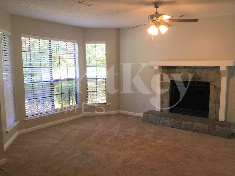 Building Photo - 5369 Biffle Ln