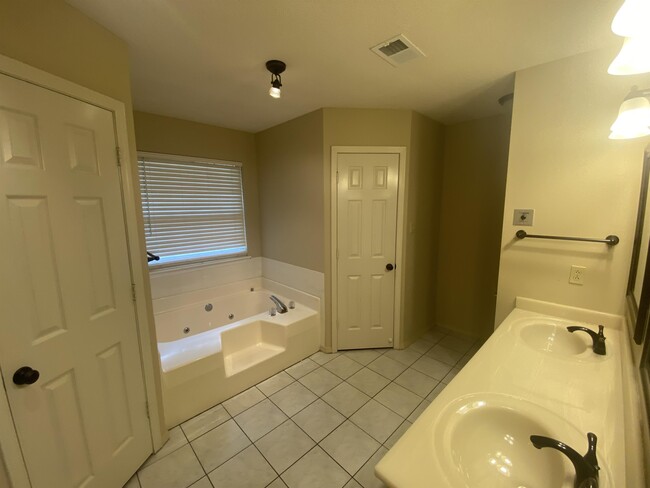 Building Photo - 8604 Timberlyn Way