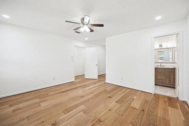 Building Photo - 5602 Hialeah Dr