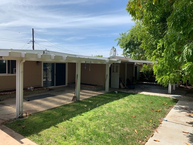 Building Photo - Beautifully Remodeled 3 Bedroom 2 Bath Hom...