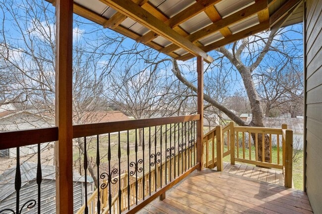 Building Photo - 912 E 51st St