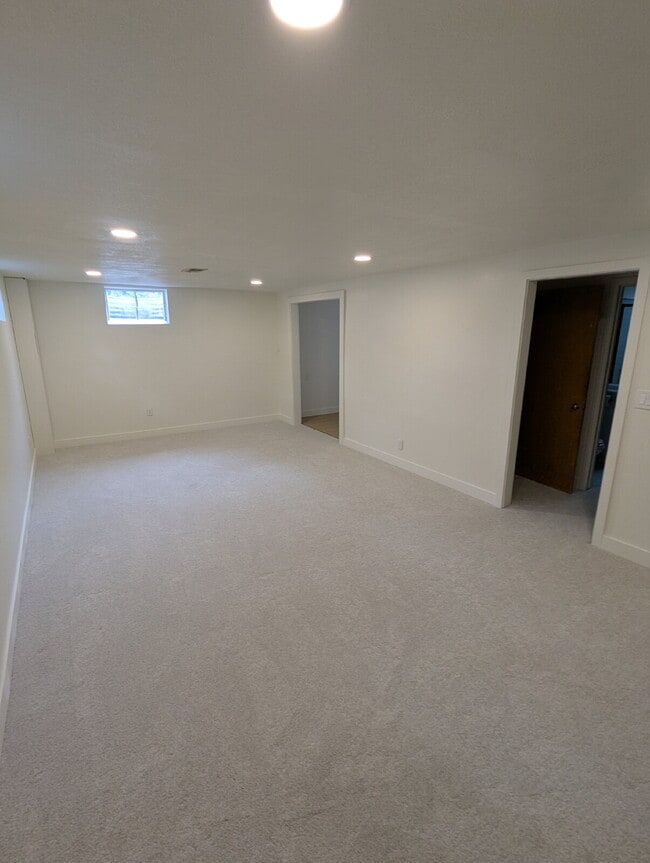 Building Photo - 7070 Beacon Way