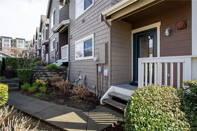 Building Photo - 2400 NE Park Dr