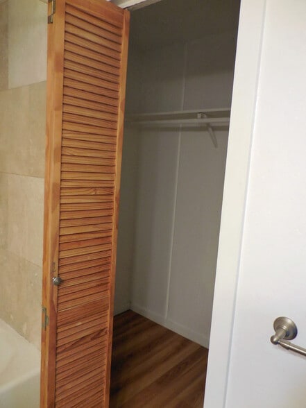 Walk-in closet - 95-2051 Waikalani Pl