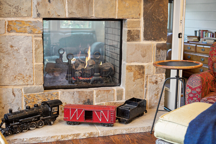 Gas fireplace - 5925 Pedernales Rdg