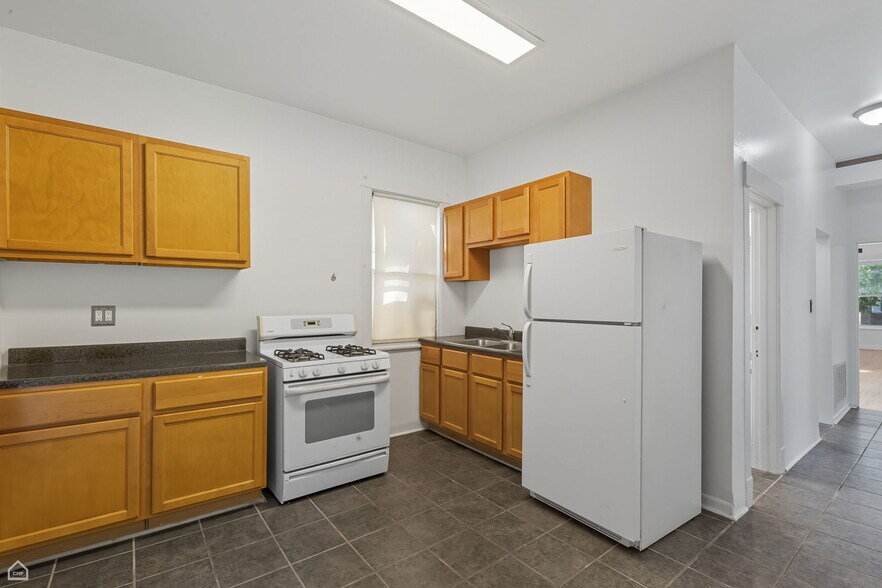 Kitchen - 1253 S Avers Ave