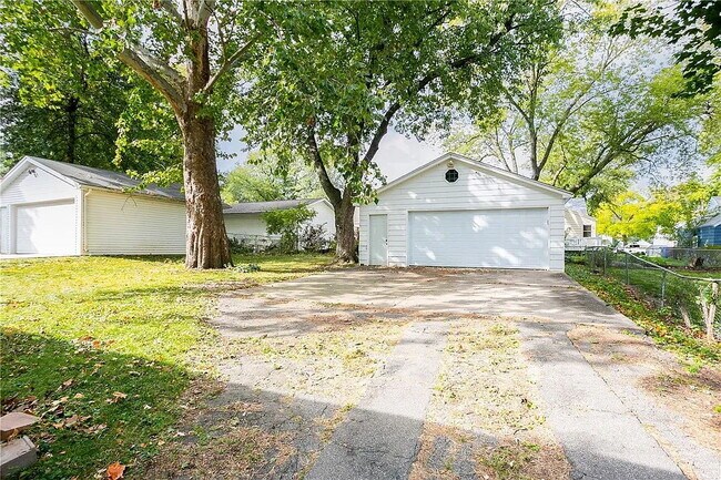 Building Photo - Charming 2-Bedroom Bungalow with Gleaming Hardwood Floors in Des Moines Area