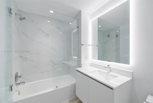 Building Photo - 700 NE 24th St