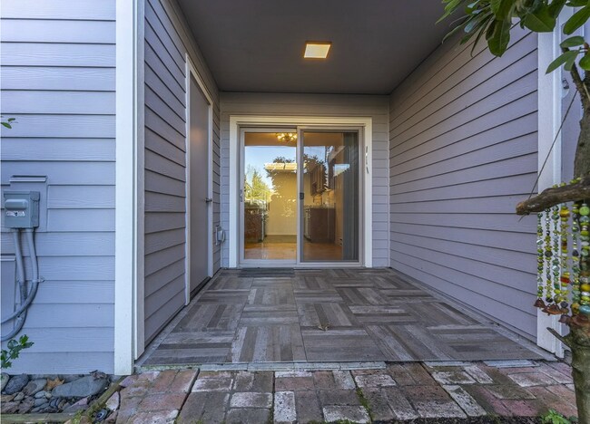 Building Photo - 2 bed, 2 bath rental condo in Lake Oswego ...