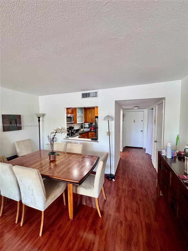 Building Photo - 3731 N Country Club Dr