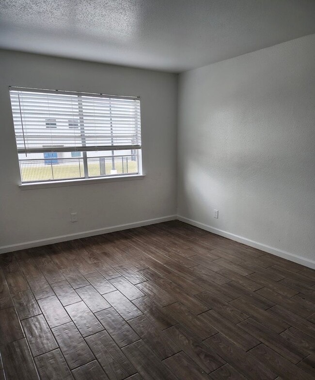Building Photo - second floor unit - 3 bed, 2 bath condo for $1350 month