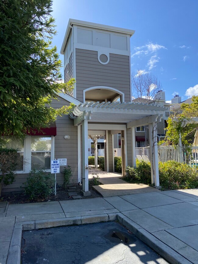 Building Photo - 250 Santa Fe Terrace