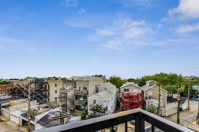 Building Photo - 2827 N Clybourn Ave