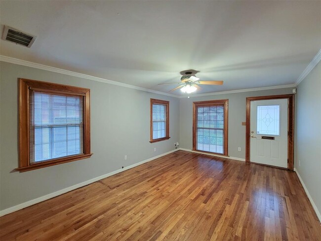 Building Photo - 810 E 28th St