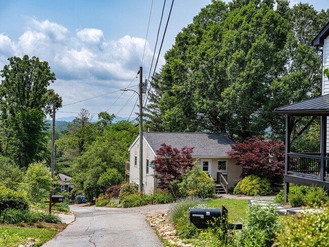 Building Photo - Asheville Rental!