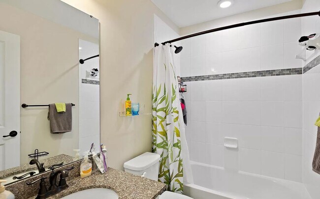 Building Photo - Beautifully maintained SFH in convenient F...