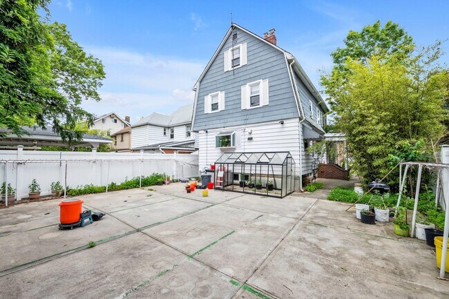 Building Photo - 85-62 148th St