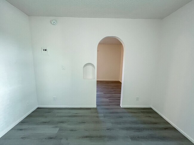 Building Photo - Charming Apartments in Playa Del Rey – Pri...