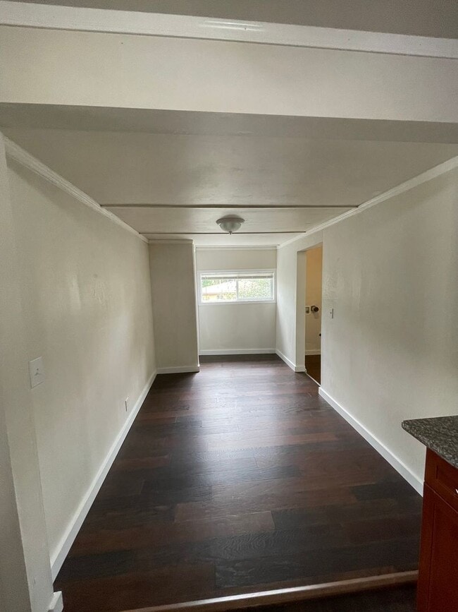 Building Photo - 2bdrm, 2 bath, located just minutes from d...