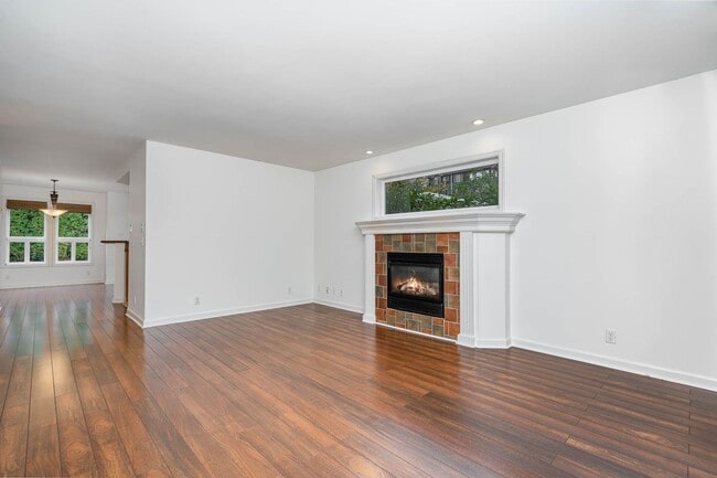 Building Photo - 2Bd/2Ba Seattle Townhouse