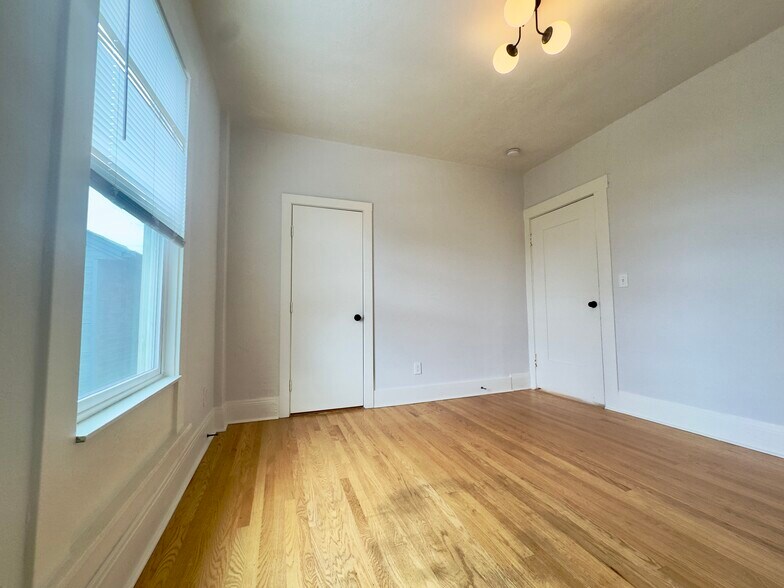 Building Photo - 716 37th St