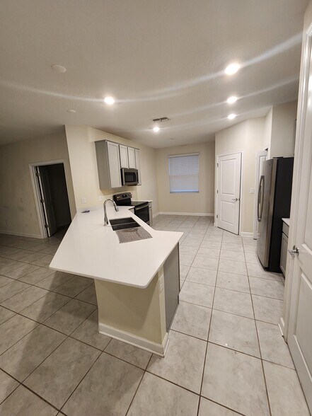 Building Photo - 741 Simone Ct