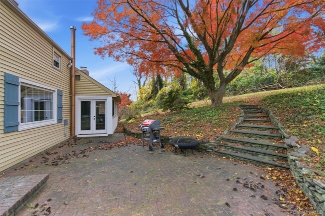 Building Photo - 327 W Neck Rd