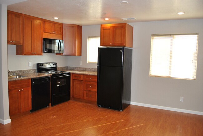 Kitchen - 21385 Locust St