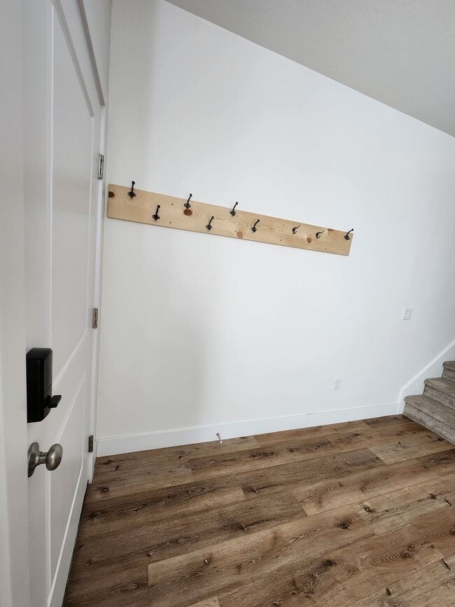 Building Photo - Beautiful Modern Townhome with Spacious La...