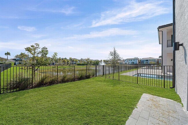 Building Photo - 5718 Ashwood Cir